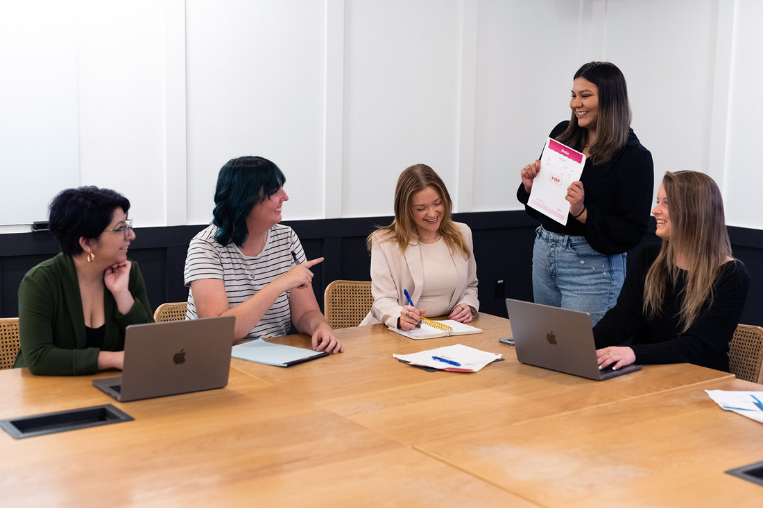 Nossa Equipe da Invoice Home em Ação Parte da equipe Invoice Home durante uma reunião no escritório da equipe, com um membro segurando uma fatura.